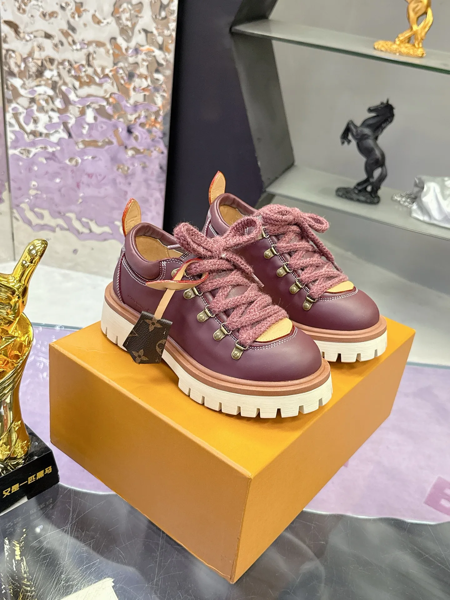 Factory price: 700💰 LV | Louis Vuitton 🧡💚2025 autumn and winter new style, top version ⚠️ The counter features the latest LV REMIX lace-up mountaineering derby shoes, new hard goods 🆕 ❥BS purchasing level! Full of high-end feel! A popular model among bloggers at home and abroad, it’s retro and fashionable, and looks stunning on your feet! Mainly recommended model on the official website★ ▪️Upper: top-quality first-layer cowhide ▪️Inner lining: imported sheepskin ▪️Outsole: original molded T men's shoes 💰U anti-slip outsole ▪️Sole height: 3.5cm ▪️Shoe size: Female 35-41 (41 customized, non-refundable) Male 39-45 (46 customized, non-refundable)